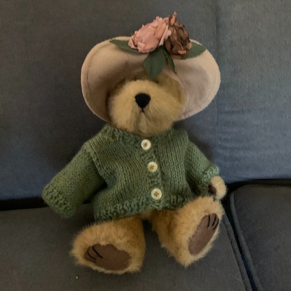 Boyd Bears Other - Boyds Bear Cutie with hat and green sweater
